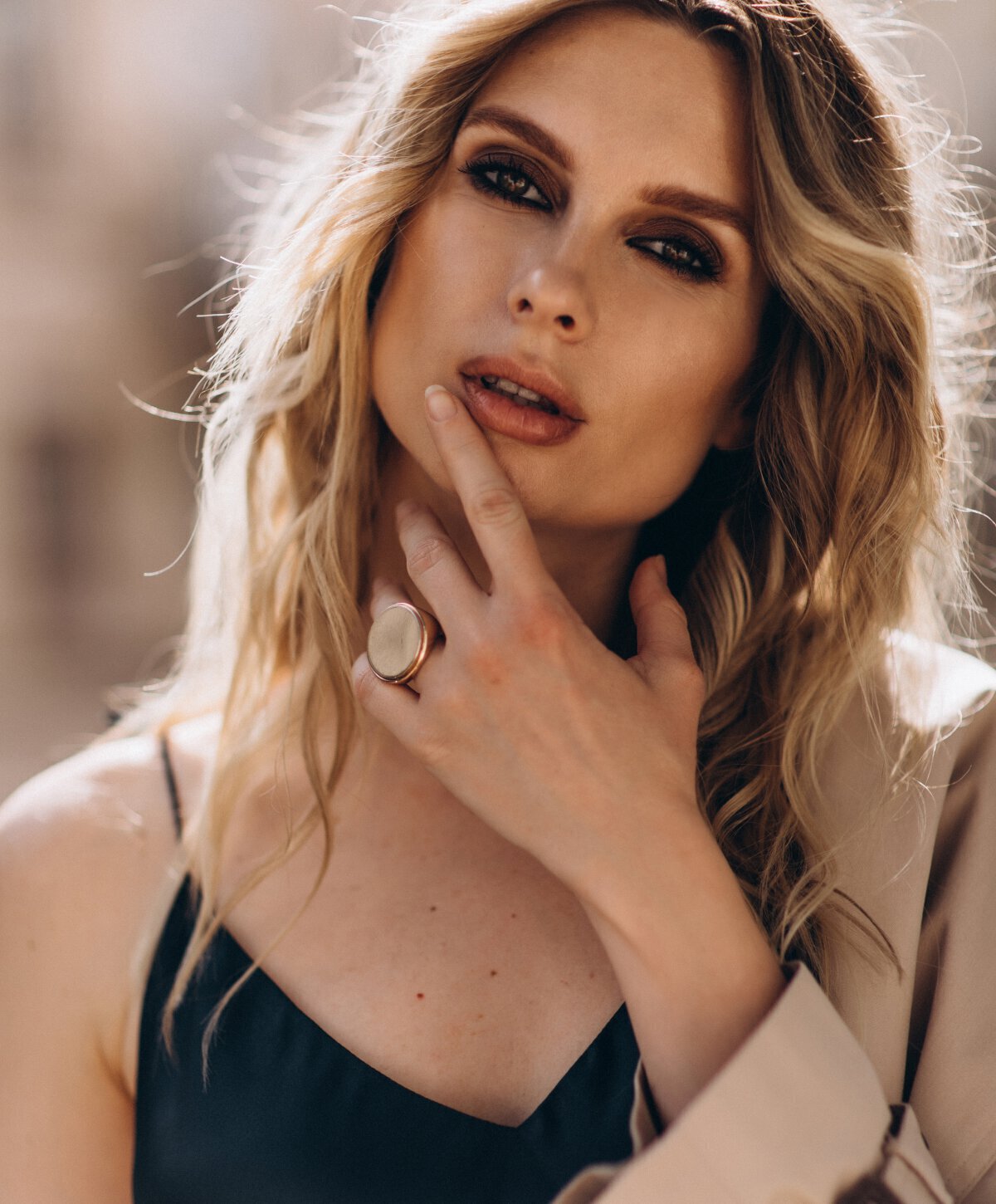 Vienna facial contouring model with blonde hair